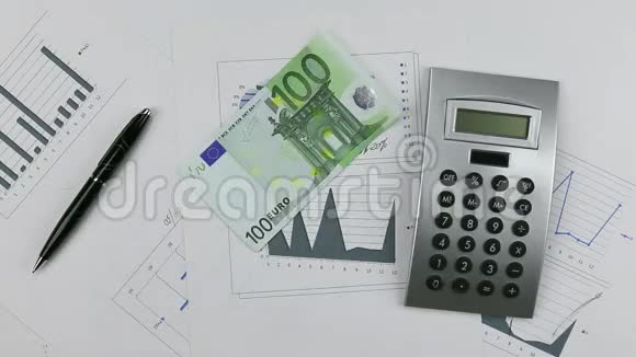 用计算器和钢笔把欧元扔到图表上把钱扔到桌子上视频的预览图