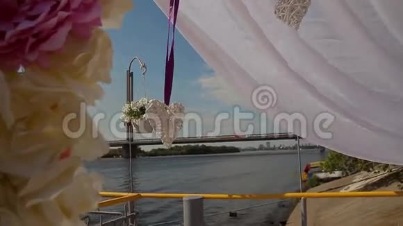 美丽的婚礼装饰玫瑰和豪华的桌子设置视频的预览图