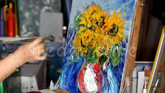 油画工艺画家在画布上作画向日葵视频的预览图