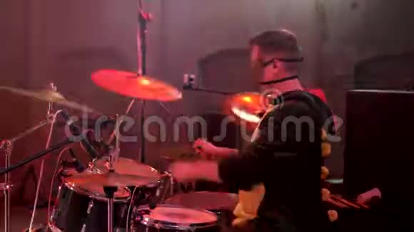 戴面具的鼓手在音乐会上打鼓视频的预览图