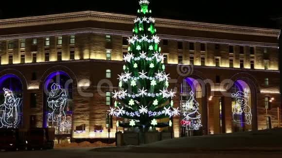 莫斯科卢比安卡中央儿童商店晚上用俄语圣诞新年假日照明视频的预览图