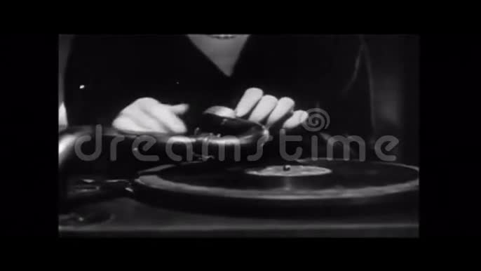 20世纪40年代双手插针记录在案的特写镜头20世纪40年代留声机插针的特写镜头视频的预览图