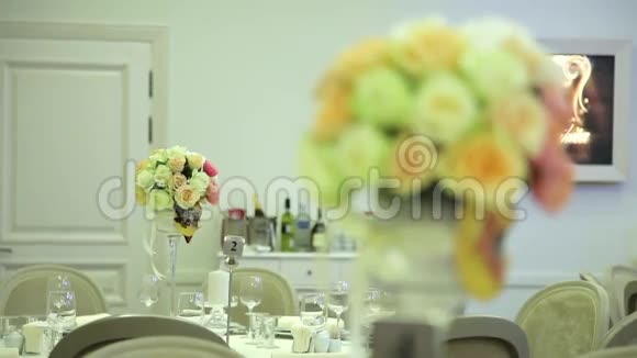 婚礼当天餐桌上的鲜花焦点的动态变化视频的预览图