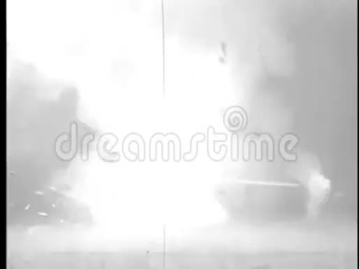 在风暴中飞机爆炸并沉入海洋视频的预览图