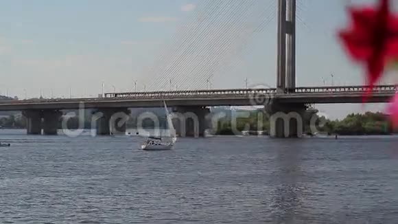 美丽的城市河流景观乌克兰美丽的城市河流景观视频的预览图