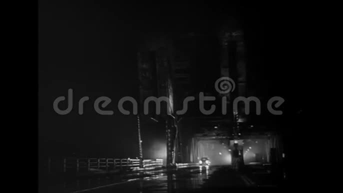 晚上的车停在桥上洛杉矶加利福尼亚40年代的出租车停在洛杉矶的桥上视频的预览图