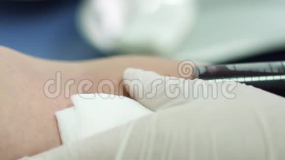 护士从病人静脉取血视频的预览图