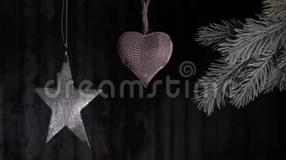 挂在圣诞树树枝上的圣诞玩具视频的预览图