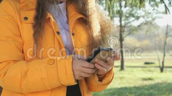 少女用手机看照片视频的预览图
