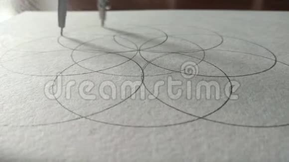 在一张纸上画一个圆圈视频的预览图