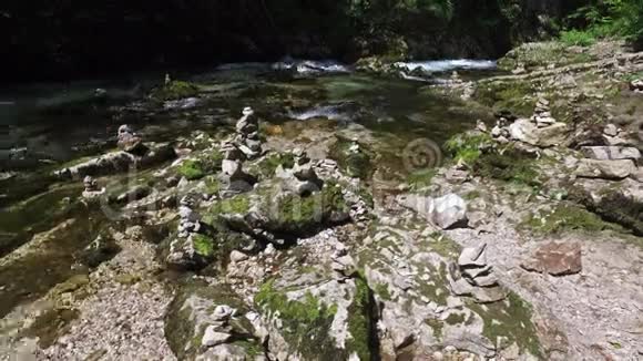 4K野生的拉多夫纳河流经文特加尔峡谷和石头金字塔由人们制造清洁碧水绿林视频的预览图