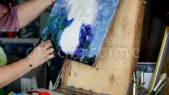 油画工艺画家在画布上作画向日葵视频的预览图