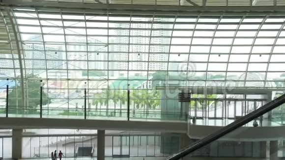 日滨海湾金沙商场在自动扶梯外飘浮新加坡全景视频的预览图