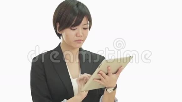 拥有平板电脑的亚洲女商人看着镜头微笑视频的预览图
