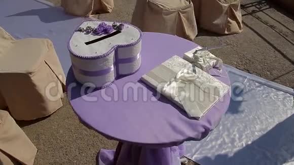 美丽的婚礼装饰玫瑰和豪华的桌子设置视频的预览图
