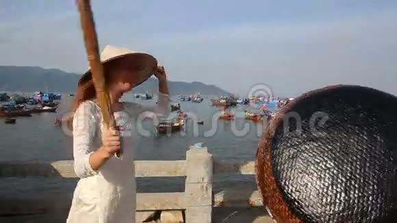 越南的金发女孩在渔村玩得很开心视频的预览图