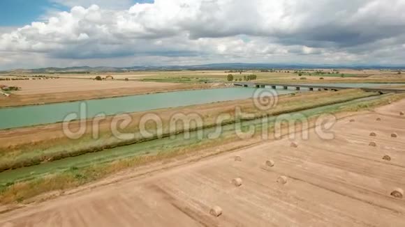 空中飞行越过河流旁边的田野以蓝天和云彩为背景的空中景色意大利托斯卡纳视频的预览图