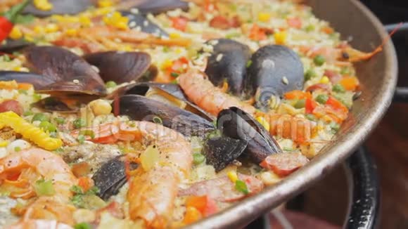 西班牙海鲜饭和黄米饭虾和贻贝在食品市场上烹饪街头美食节海鲜饭视频的预览图