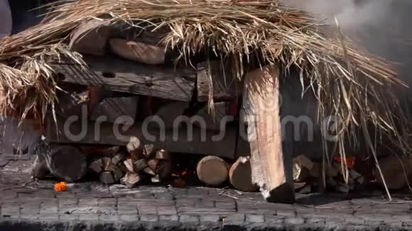 尼泊尔加德满都Pashupatinath寺举行的人类火化仪式视频的预览图