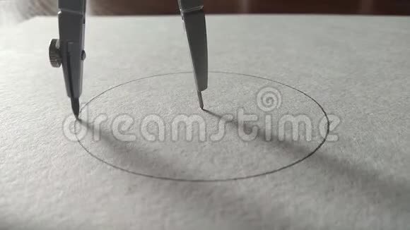 在一张纸上画一个圆圈视频的预览图
