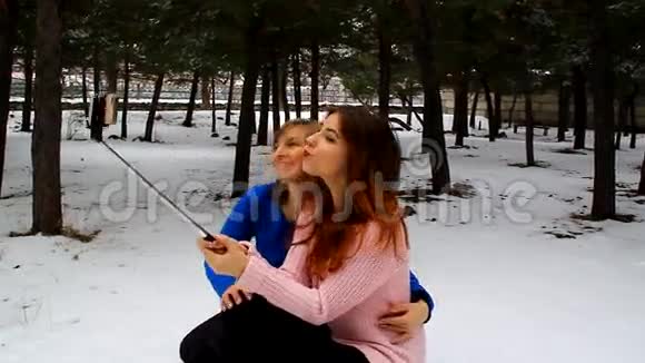 母女俩在公园里打电话给自己拍照视频的预览图