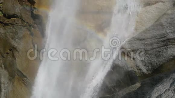 高山瀑布4k视频的预览图
