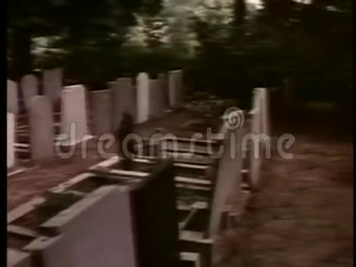 在墓地参加葬礼的哀悼者视频的预览图