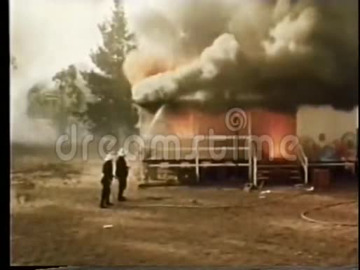 消防人员扑灭房屋火灾视频的预览图