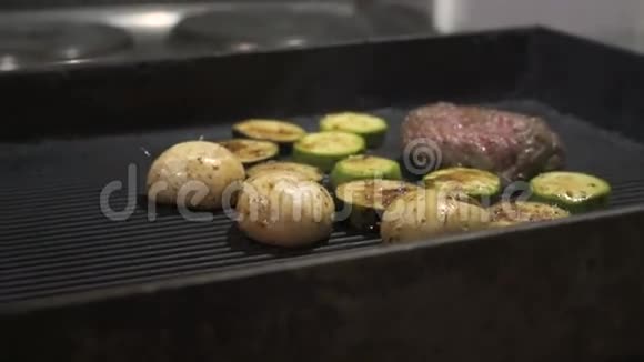 烤黄瓜和香菜蘑菇视频的预览图