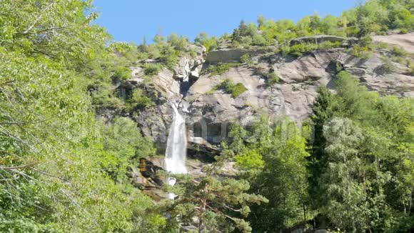 高山瀑布4k视频的预览图