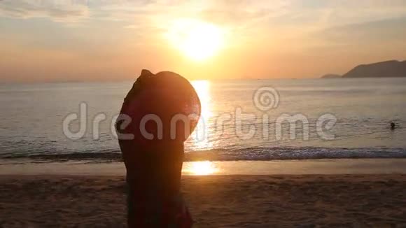 欣赏海上日出景色的少女剪影视频的预览图