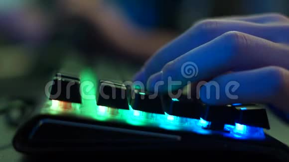 彩色LED背光明亮电脑键盘视频的预览图