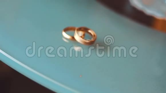 蓝色大理石桌上的结婚戒指视频的预览图