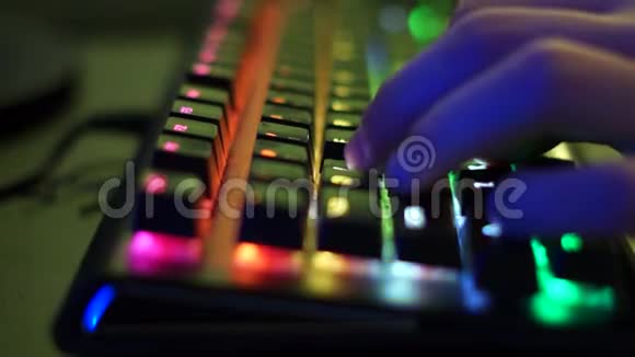 彩色LED背光明亮电脑键盘视频的预览图
