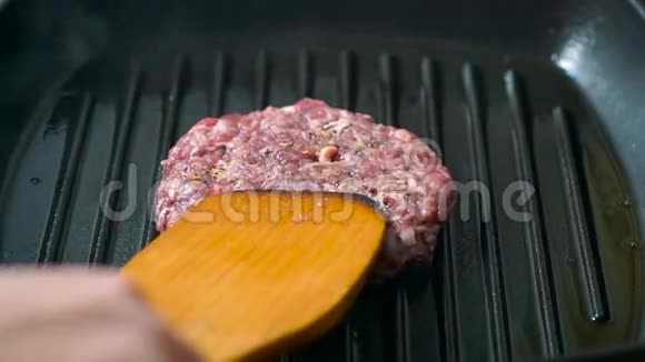 牛肉汉堡馅饼烤在烤盘上视频的预览图