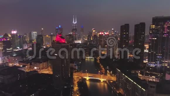 晚上上海城黄浦城市景观中国鸟瞰图视频的预览图