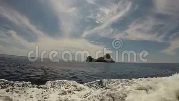 克罗地亚比塞沃岛快艇上的海景视频的预览图