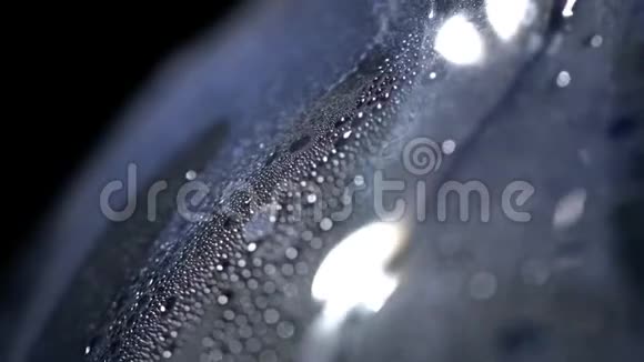 大滴水从烧瓶中流下来玻璃上的天然水滴水滴的纹理下降流量视频的预览图