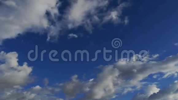 透明蓝天超高清4K的时移白云视频的预览图
