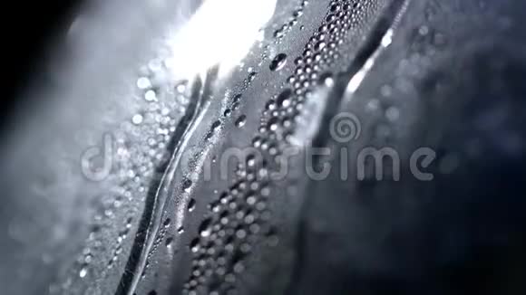 大滴水从烧瓶中流下来玻璃上的天然水滴水滴的纹理下降流量视频的预览图