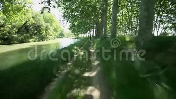 慢动作在法国杜米迪运河旁的赛道上骑自行车视频的预览图
