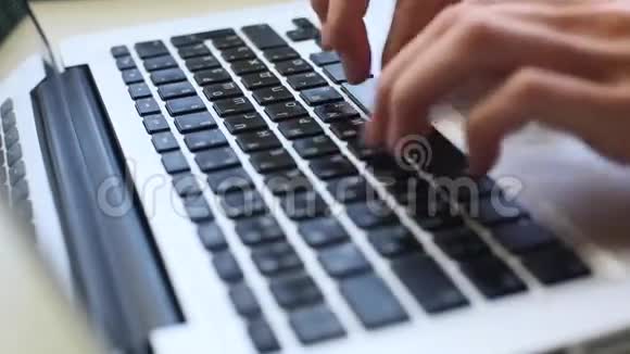 女性手在电脑键盘上打字高清视频的预览图