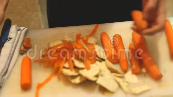 厨师在餐厅小便胡萝卜视频的预览图