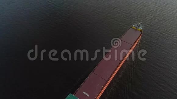 河上的驳船夏日空中射击视频的预览图