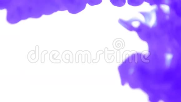 紫色的墨水在清澈的水中扩散开来视频的预览图