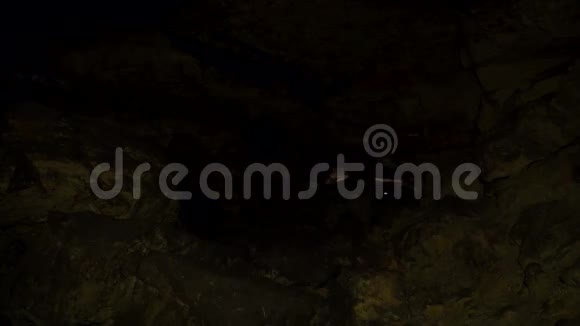 地下研究人员在地下隧道中攀爬通过路标视频的预览图
