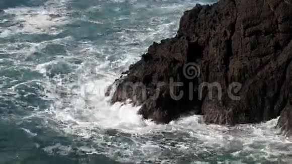 熔岩高地周围的巨浪视频的预览图