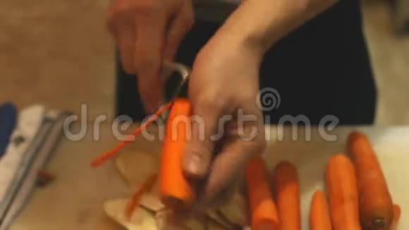 厨师在餐厅小便胡萝卜视频的预览图