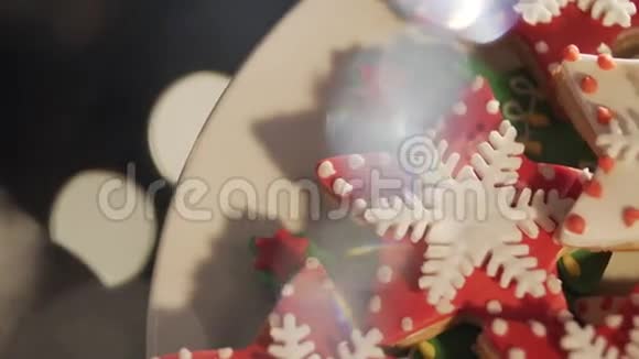 视频4k装饰姜饼饼干圣诞节多色饼干多种颜色的圣诞节肝脏视频的预览图