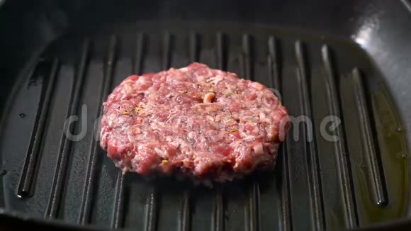 牛肉汉堡馅饼烤在烤盘上视频的预览图